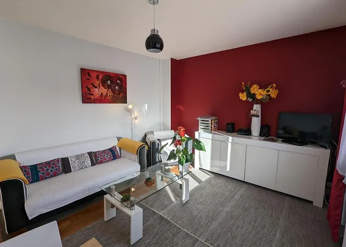 Avec Terrasse Et Jardin, Idéal Pour 4 Personnes, à - Fr-1-653-196 *