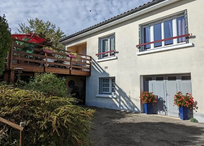 Avec Terrasse Et Jardin, Idéal Pour 4 Personnes, à - Fr-1-653-196 Appartamento Barbezieux-Saint-Hilaire