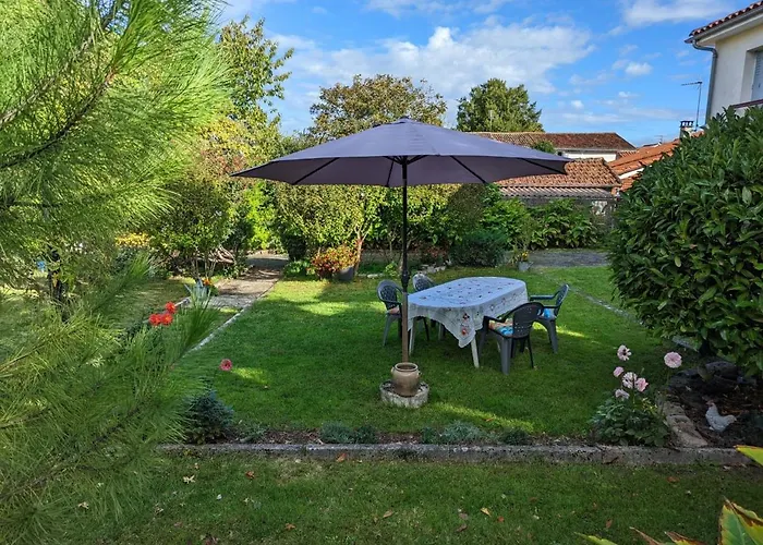 Avec Terrasse Et Jardin, Idéal Pour 4 Personnes, à - Fr-1-653-196 Appartamento *