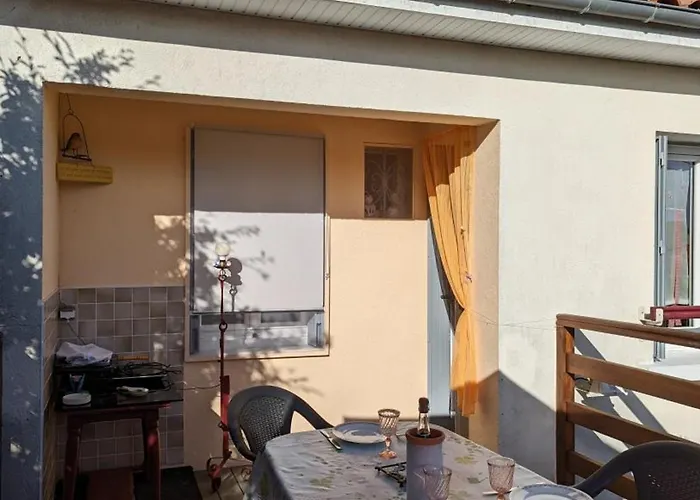 Avec Terrasse Et Jardin, Idéal Pour 4 Personnes, à - Fr-1-653-196 Appartamento Barbezieux-Saint-Hilaire